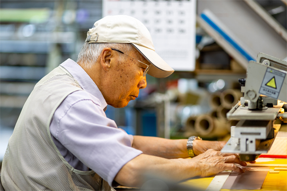 熟練工による匠の作業